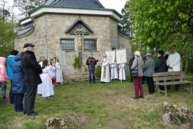 Bittprozession an der Weingartenkapelle (Foto: Karl-Franz Thiede)